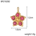 Makroansicht des goldenen Blumenanhängers mit rosa Zirkon-Inlay und Abmessungen - Rosa Sternblumenanhänger (BP2182B2)