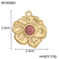 Détail d'un pendentif fleur doré avec pierre rose, dimensions 2,5 cm par 2,4 cm - Style Pétale Pierre Rose (BP3898B3)