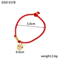 Detail eines roten Webarmbands mit Goldperlen und Glücksanhänger, Gewicht 2,6 g - Fu Lu Quadratplatte Design (GS01337B)