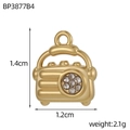 Makroansicht eines 1,4 cm Gold-Radioanhängers mit Diamanten und Größenmarkierungen - Weißer Strass Retro-Radio-Stil (BP3877B4)