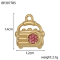 Makro-Detail des Retro-Radio-Anhängers in Gold mit rosa Zirkonia und Maßen 1,4cm x 1,2cm - Rosa Edelstein Retro-Radio-Stil (BP3877B5)