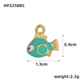 Vue détaillée du pendentif poisson en émail turquoise avec base dorée et attache - Style Petit Poisson Vert (HP2258B5)