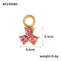 Dettaglio del ciondolo dorato da 0,6 cm con tre zirconi rosa, inclusi peso e dimensioni - Ciondolo a Tre Pietre Rosa (BP2500B5)