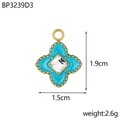 Détail d'un pendentif trèfle bleu avec bordure dorée et zircon carré incrusté - Style Trèfle Bleu Ciel (BP3239D3)