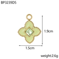 Détail d'un pendentif trèfle vert plaqué or avec dimensions 1,9 cm x 1,5 cm - Style Trèfle Vert Clair (BP3239D5)