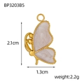 Detailansicht eines Schmetterlingsanhängers mit Goldrand und weißem Emaille, 2,1x1,3cm - Schmetterlingsanhänger mit Perlmutteffekt (BP3203B5)
