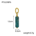Détail macro du pendentif cylindre turquoise avec embouts dorés et mesures - Pt3229bt6-18k+ Vert Impérial