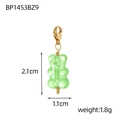 Detailansicht eines grünen Bärenanhängers aus Harz mit Maßen von 2,1 cm und 1,8 g - Smaragdgrüner Bärenanhänger (BP1453BZ9)