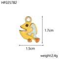 Vue macro d'un pendentif carpe koi doré à l'or fin avec détails en émail bleu et orange - Style Poisson Tropical Jaune (HP2257B2)