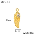 Vue détaillée du petit pendentif aile plaqué or avec strass et dimensions précises - Style Aile en Strass Blanc Doré (BP2124B4)