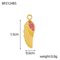 Macro-opname van een gouden vleugelhanger van 1,5 cm met roze zirkonia-steentjes - Gouden Oranje Strass Vleugel Stijl (BP2124B1)