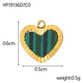 Vue macro du pendentif cœur en zircon avec dimensions 0,6x0,5cm et poids de 0,5g - Petit Cœur Or Rayé Vert (YP19136D7C0)