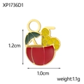 Dettaglio macro del ciondolo smaltato a forma di drink tropicale dai colori vivaci - Stile Bevanda Fredda (XP1736D1)