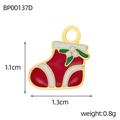 Makroansicht des Emaille-Weihnachtssocken-Anhängers mit 1,1 cm x 1,3 cm Abmessungen - Weihnachtssocke (BP00137D)