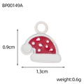 Vue détaillée du pendentif chapeau de Noël émaillé rouge et blanc 1,3cm x 0,9cm - Style Bonnet de Noël (BP00149A)