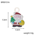 Vue macro d'un pendentif Père Noël en émail coloré de 1,3x1,3cm pour bijoux DIY - Style Père Noël avec Sapin et Sac (BP00151A)