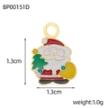 Vue macro de la breloque Père Noël en émail avec dimensions 1,3 cm et poids de 1,0 g - Style Père Noël avec Sapin et Sac (BP00151D)
