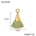 Nahaufnahme des goldenen Fächeranhängers mit 1,2 cm Höhe und grünen Zirkonsteinen - Hellgrüner Pave-Fächer-Stil (HP3383B2)