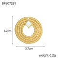 Dettaglio pendente tondo dorato con texture ondulata e inserto in conchiglia, 3,7 cm - Stile Tondo Ondulato Dorato Madreperla Bianca (BP3072B1)