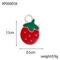Vista dettagliata del ciondolo a fragola in smalto rosso con anello e dimensioni precise - Stile Fragola (XP00001A)