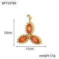 Dettaglio del ciondolo dorato da 1,1 cm con tre pietre arancioni e misure del prodotto - Foglia Marquise Strass Arancione (BP1937B4)