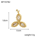 Dettaglio macro di un ciondolo a trifoglio dorato con tre zirconi a taglio marquise - Foglia Marquise Strass Bianco (BP1937B2)