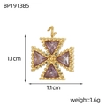 Dettaglio pendente a croce oro da 1,1 cm con pietre viola e specifiche peso - Stile Croce Strass Viola (BP1913B5)