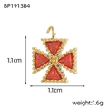Dettaglio macro del ciondolo a croce dorata da 1,1cm con pietre rosse e micro sfere - Stile Croce Strass Rosso (BP1913B4)
