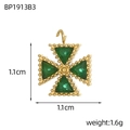 Vista macro di un ciondolo a croce dorato con pietre verdi e dettagli del bordo perlato - Stile Croce Strass Verde (BP1913B3)