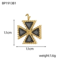 Dettaglio macro del ciondolo a croce in acciaio dorato da 1,1 cm con zirconi neri - Stile Croce Strass Nero (BP1913B1)