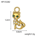 Dettaglio di ciondolo a gatto dorato con pietre verdi e misure di 1,2 cm per 0,8 cm - Stile Gatto Micro-Inserto Dorato Zirconia Verde (HP1352B2)