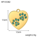 Dettaglio macro del ciondolo a cuore dorato con impronte in zircone blu e dimensioni - Stile Cuore Impronta di Zampa Blu Chiaro Dorato (HP1353B2)