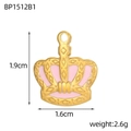 Detail eines goldenen Kronenanhängers mit rosa Emaille, zeigt 1,9 cm Höhe und 1,6 cm Breite - Rosa Krone (BP1512B1)