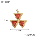 Dettaglio del ciondolo a quadrifoglio dorato con zirconi rossi e dimensioni del prodotto - Tri-Star Strass Rosso (BP1581B1)