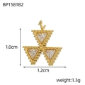 Dettaglio di un ciondolo a triangolo dorato con zircone, misura 1,2 cm per 1,0 cm - Tri-Star Strass Bianco (BP1581B2)