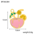 Vista dettagliata delle dimensioni del ciondolo cocktail smaltato rosa, alto 1,1cm e largo 1,0cm - Stile Bevanda Tropicale Rosa (BP3663B4)