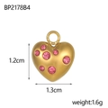 Vue macro d'un pendentif cœur plaqué or avec strass roses, mesurant 1,2 cm par 1,3 cm - Pendentif Cœur en Strass Rose (BP2178B4)