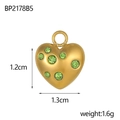 Vue détaillée d'un pendentif coeur doré de 1,3 cm avec strass verts et dimensions - Pendentif Cœur en Strass Vert (BP2178B5)