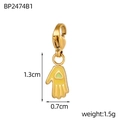 Macro-opname van gouden Hamsa hand hanger met geel emaille en groene hartvormige bedel - Geel Hart Hamsa Stijl (BP2474B1)