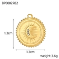 Dettaglio macro del ciondolo tondo dorato da 1,3 cm con sole e luna in zircone - Stile Sole Luna Dorato con Tre Strass Bianchi (BP00027B2)