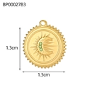 Dettaglio macro del ciondolo sole e luna dorato da 1,3 cm con pietre verdi e bordi seghettati - Stile Sole Luna Dorato Tre Zirconia Verde Chiaro (BP00027B3)