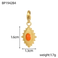 Detailansicht eines goldenen Boho-Sonnenanhängers mit Karabinerverschluss, 1,6cm x 1,3cm - Sonnenstrahl-Muster Oranges Oval (BP1942B4)