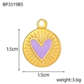 Dettaglio del ciondolo a cuore in acciaio dorato da 1,5 cm con smalto viola e texture - Stile Cuore Raggio di Sole Viola (BP3319B5)