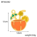 Macro di un ciondolo cocktail cocco con dettagli precisi su dimensioni e peso del prodotto - Stile Bevanda Tropicale Arancione (BP3663B2)