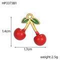 Vista detallada del colgante de cereza 3D con medidas 1,4cm por 1,7cm y un peso de 2,5g - Estilo de Cereza en Dos Tonos Rojo y Verde (HP3373B1)