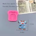 Vista macro dello stampo in silicone rosa per vestiti da neonato con dimensioni - Stile Pagliaccetto Neonato (3456)