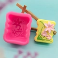 Narzissen-Silikonform für DIY-Blumen-Seife und Gips-Aroma auf blauem Hintergrund - Rosa