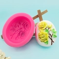3D Silikonform für Rosenstrauß und Blätter mit fertigem Blumenhandwerk auf blauem Grund - Rosa