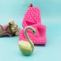 3D Schwan Silikonform für DIY Kerzen, Seifen und Tortendeko auf hellblauem Hintergrund - Schwanenform