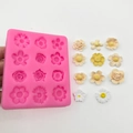 Roze siliconen vorm met 12 bloemholtes voor fondant met madeliefjes en rozen - Roze